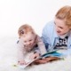 Mamá fomentando la lectura infantil en su hija