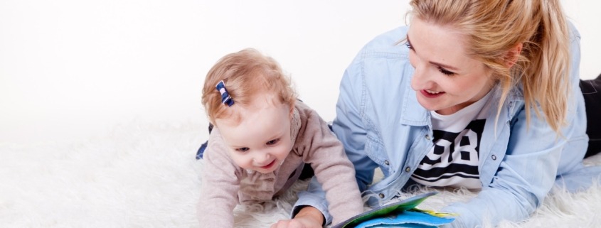 Mamá fomentando la lectura infantil en su hija